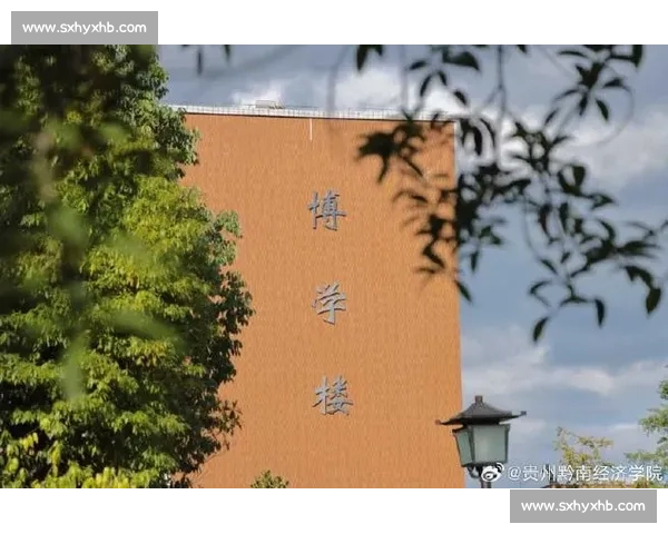 黄果遇榴花:绿茵场的春日交响 黄果遇榴花:绿茵场的春日交响